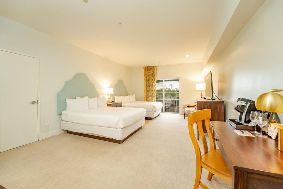 Bed, Living room, Photo of the whole room, Seating area, Bedroom