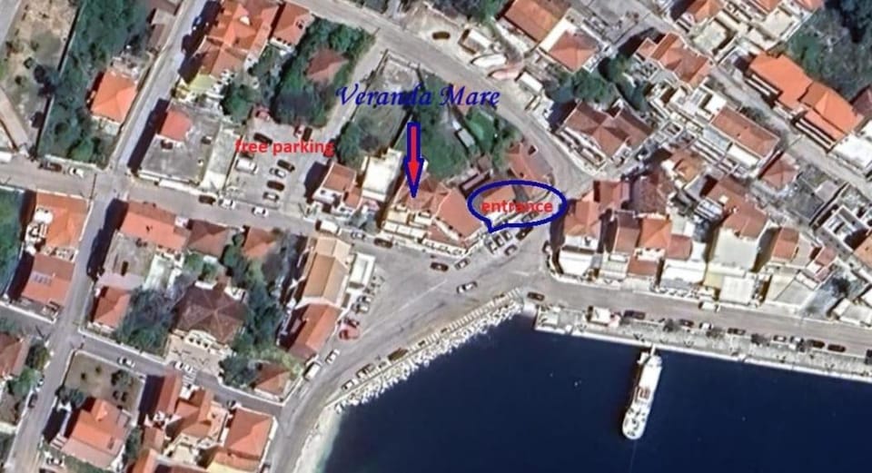 Property building, Facade/entrance, Day, Bird's eye view, City view, Sea view, Street view, Location, Parking