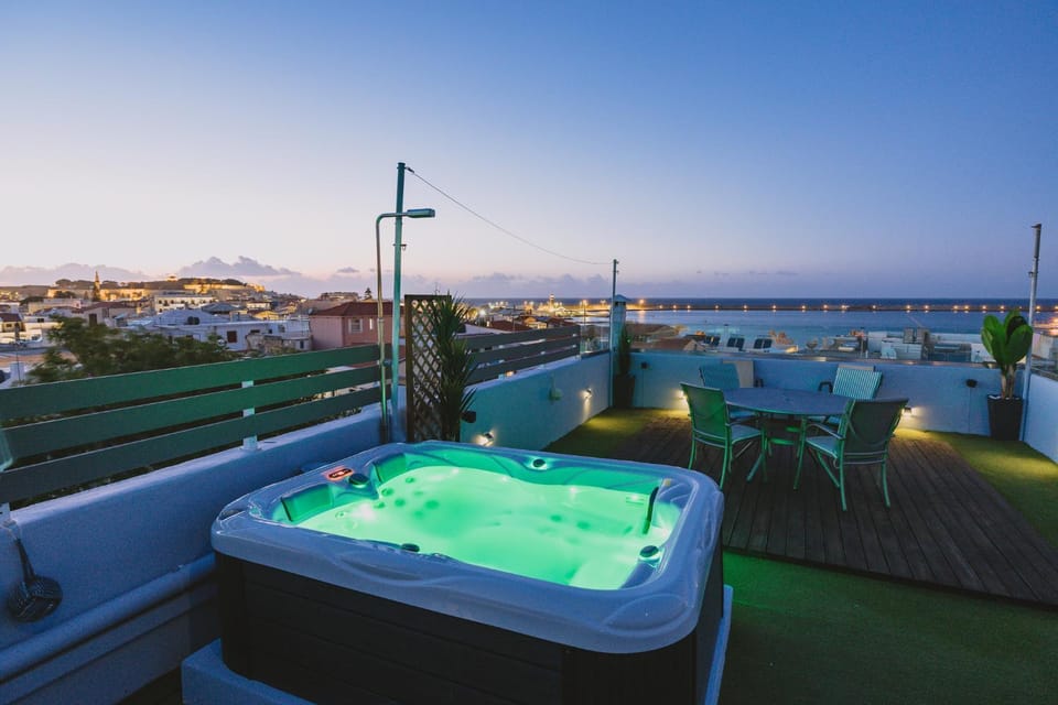 Natural landscape, Hot Tub, Evening entertainment, Pool view, Sea view, Swimming pool, sunbed