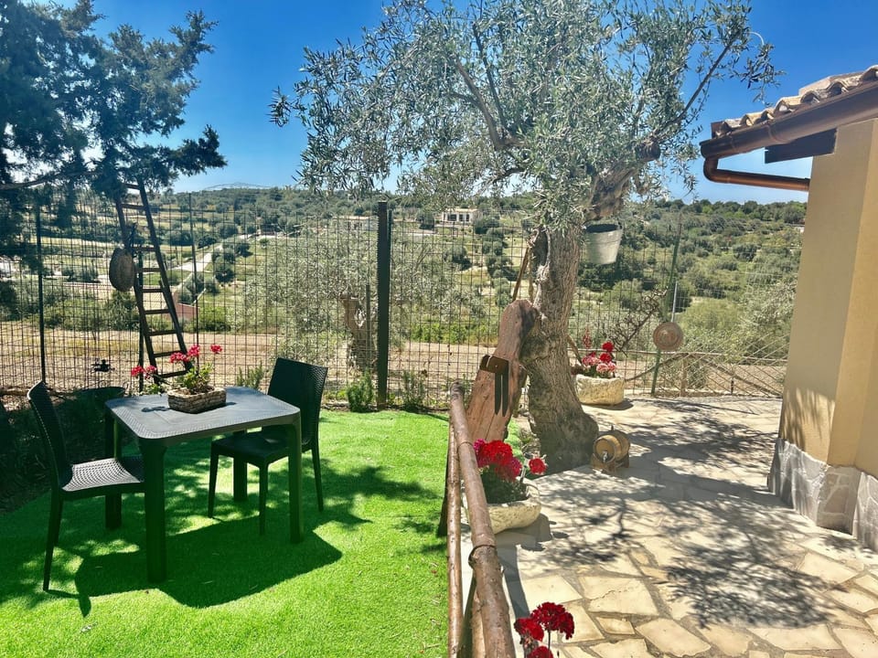 "The Cottage"with sea view, parking & wifi House in Sicily
