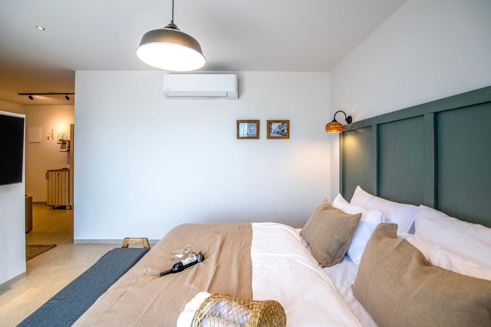 Bed, Living room, Photo of the whole room, Bedroom, wardrobe