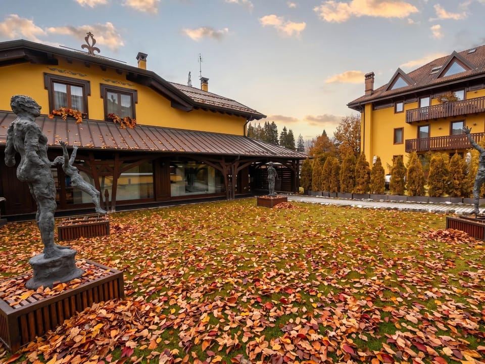 Property building, Autumn, Garden view