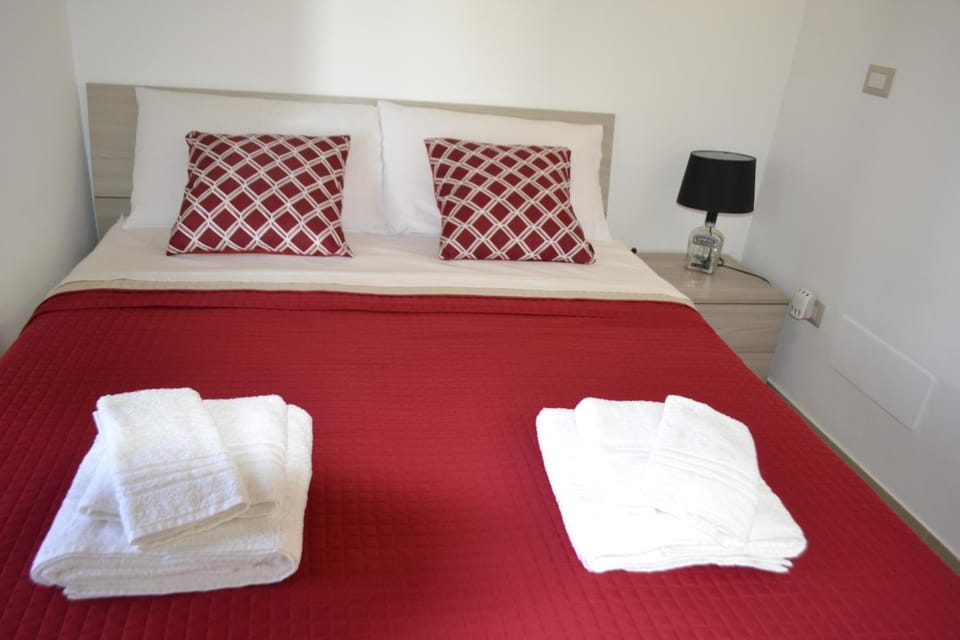 Bed, Bedroom, towels