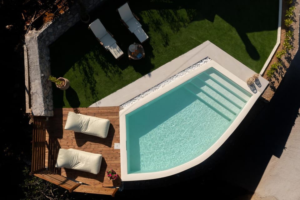 Swimming pool, Location