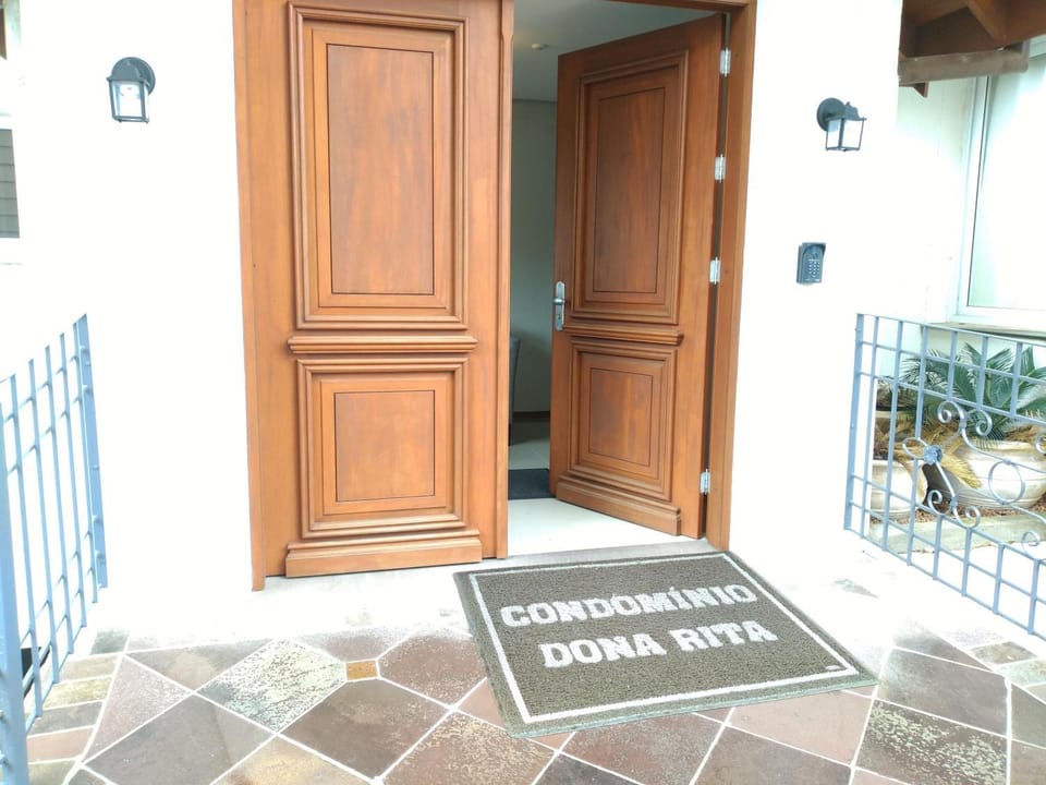 APTO DE LUXO, 3 SUITES, 1 MASTER E 2 AMERICANAS, CENTRO 300mtos RUA COBERTA, GRAMADO Apartment in Gramado