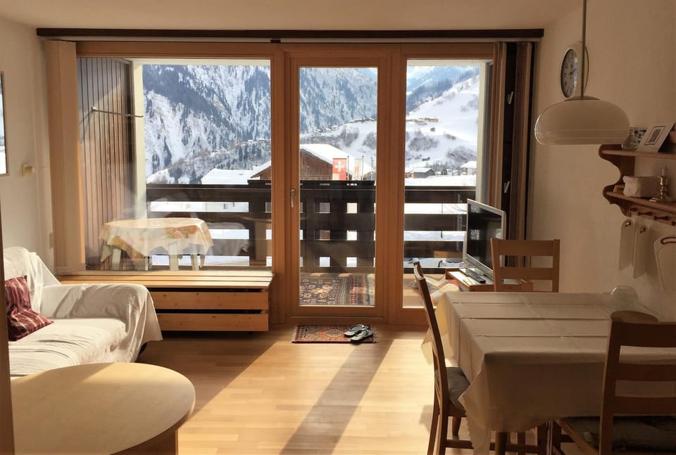 Living room, Seating area, Mountain view