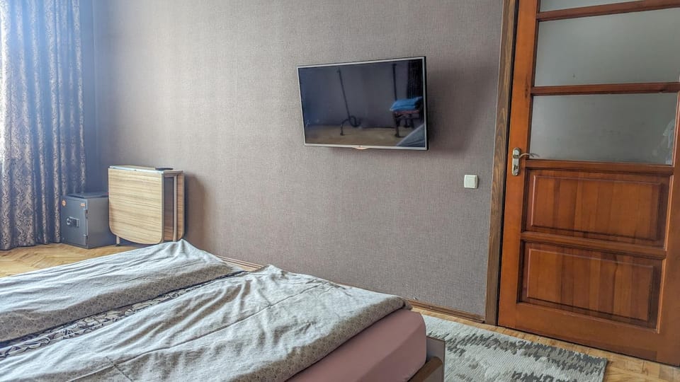 Bed, TV and multimedia, Evening entertainment, Bedroom