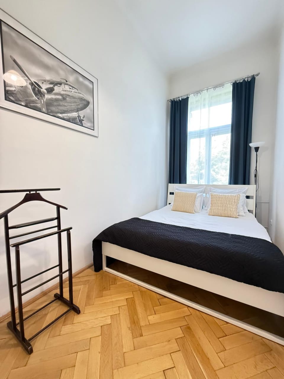 Photo of the whole room, Bedroom