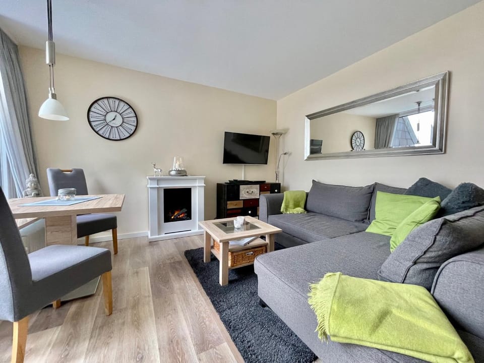 Communal lounge/ TV room, TV and multimedia, Living room, Seating area