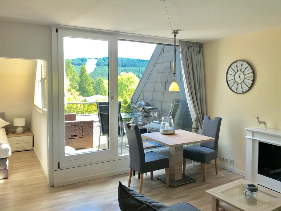 Dining area, Landmark view, Mountain view