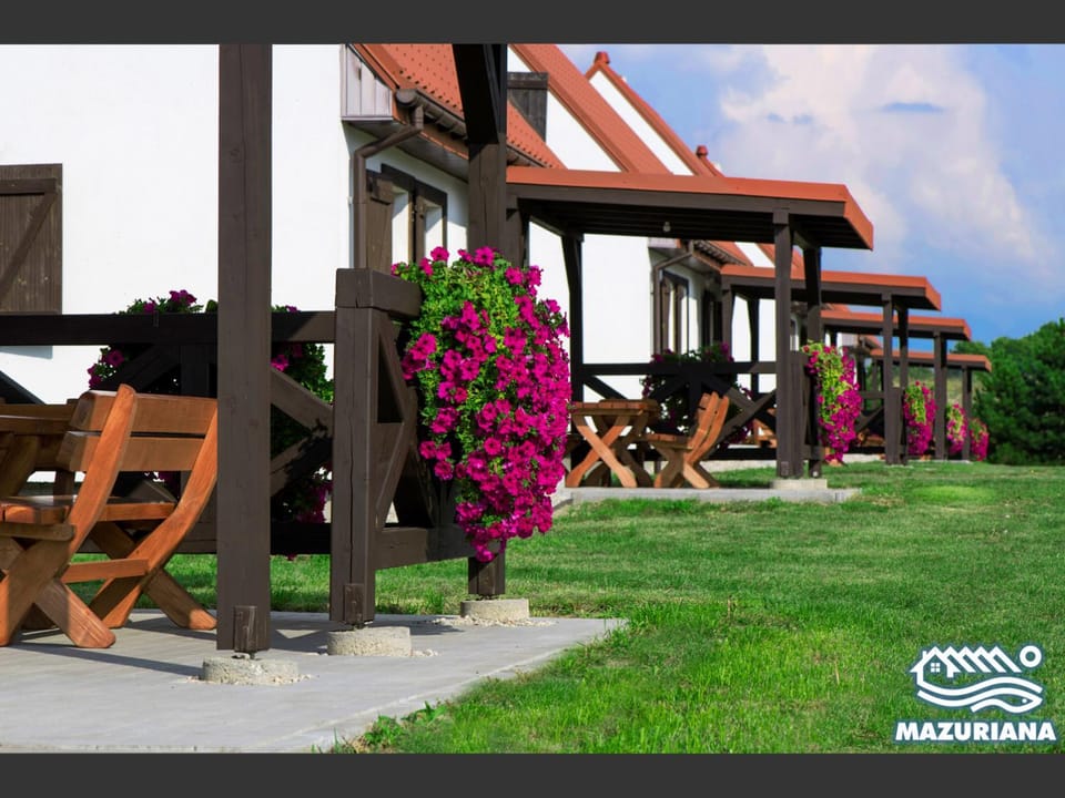 Property building, Facade/entrance, Garden, Balcony/Terrace