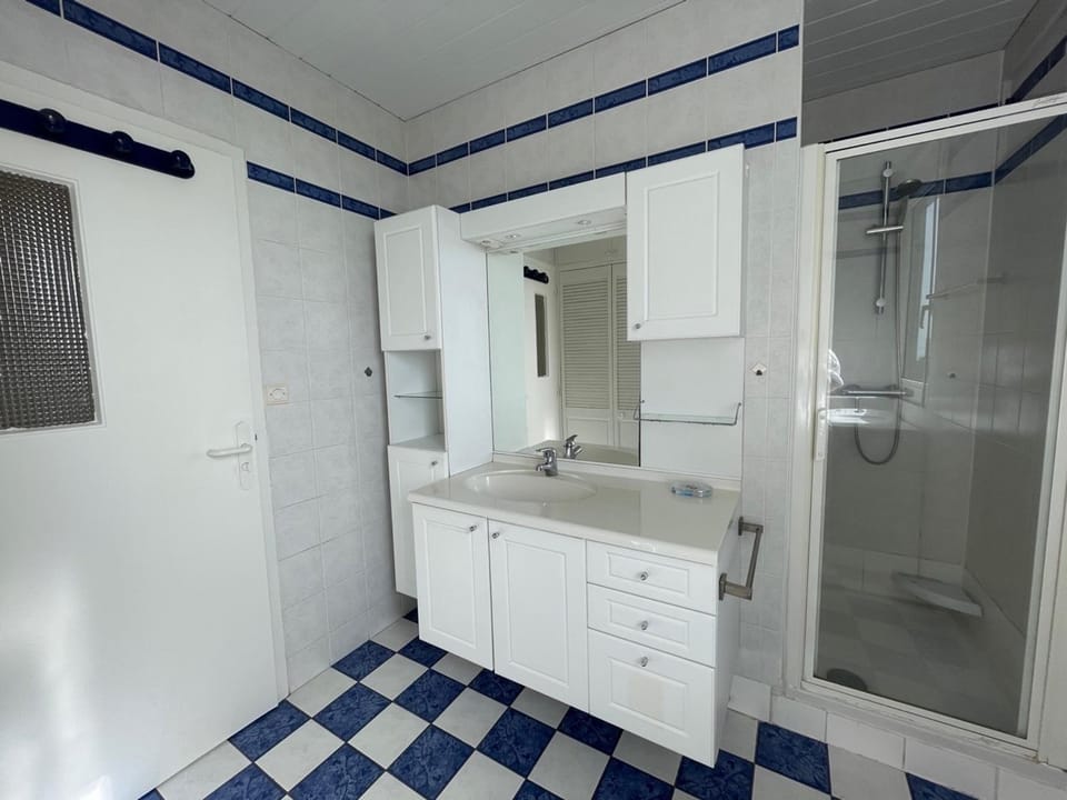 Appartement rénové avec tennis privé, parking et vue mer - FR-1-361-162 Apartment in Jullouville