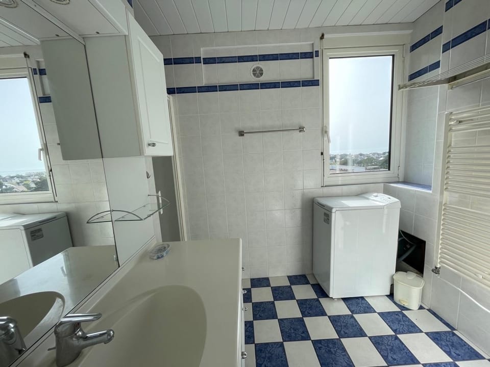 Appartement rénové avec tennis privé, parking et vue mer - FR-1-361-162 Apartment in Jullouville