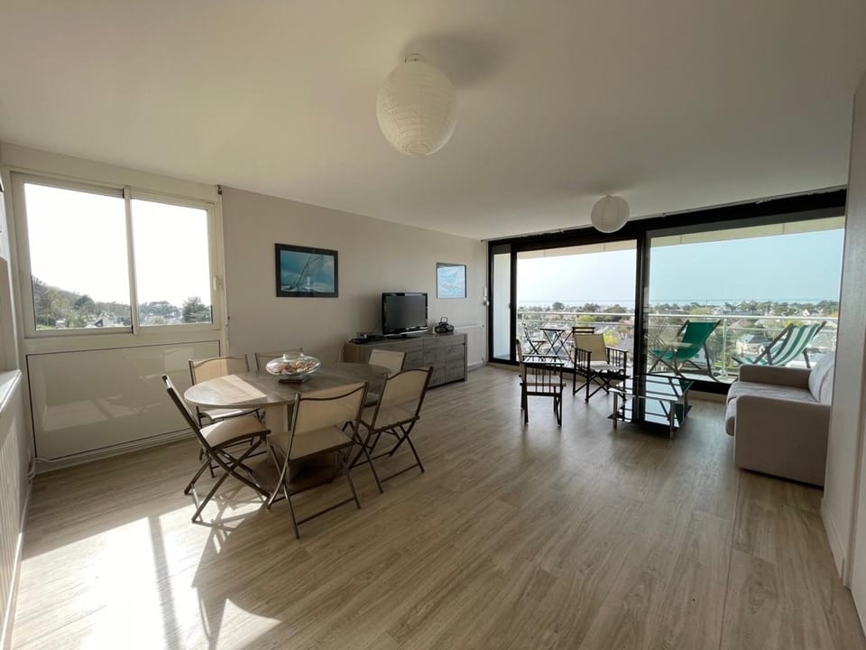 Appartement rénové avec tennis privé, parking et vue mer - FR-1-361-162 Apartment in Jullouville