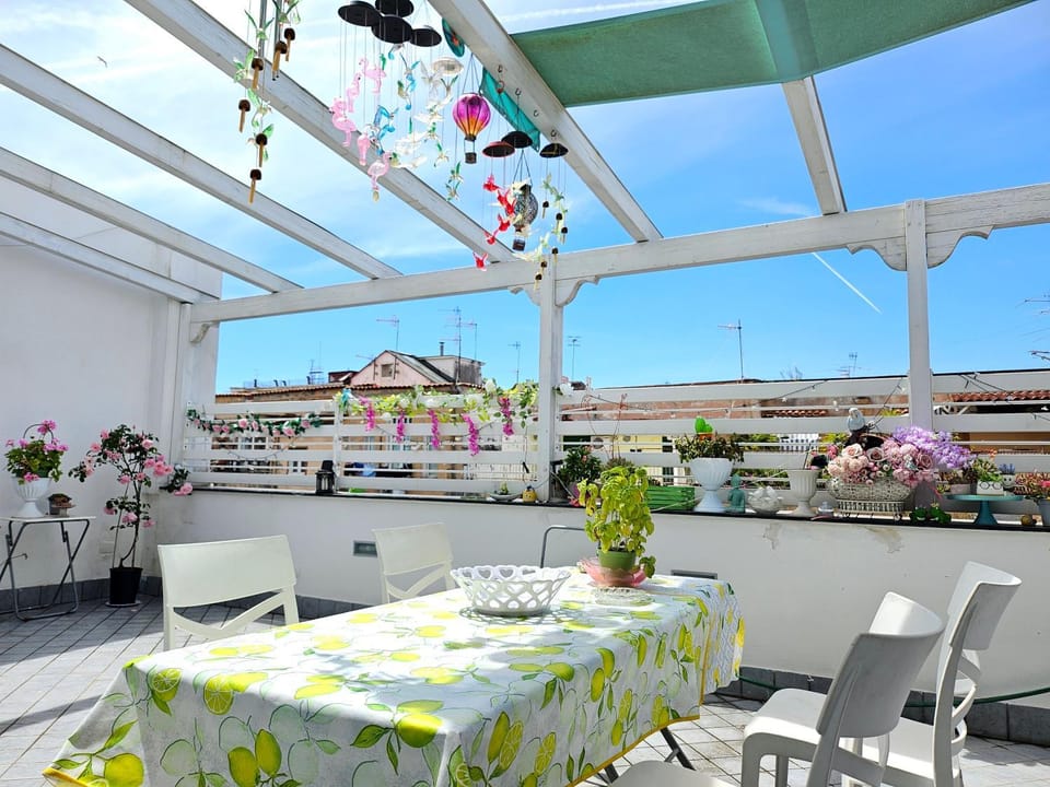 Sky-Terrace in Central Station, 3 bedrooms Apartment in Naples