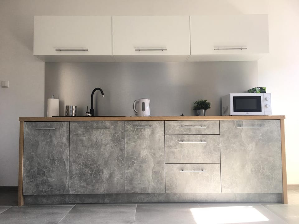 Coffee/tea facilities, Kitchen or kitchenette, Living room, Seating area, Dining area, dishwasher, microwave