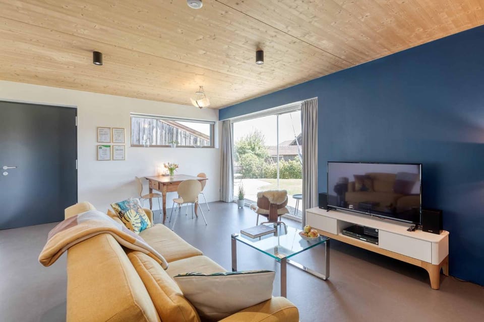TV and multimedia, Living room, Business facilities