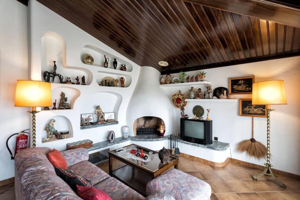 Communal lounge/ TV room, Library, Library, TV and multimedia, Living room, Seating area