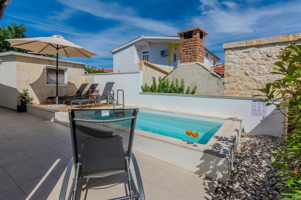 Balcony/Terrace, Pool view, Swimming pool, sunbed