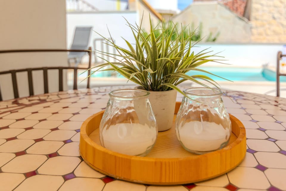 Dining area, Pool view