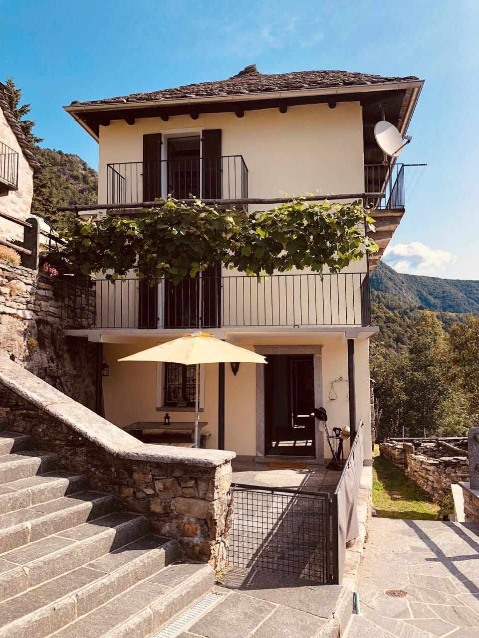 Facade/entrance, Balcony/Terrace