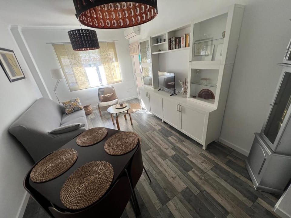 TV and multimedia, Seating area, Dining area