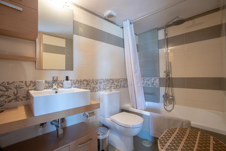 Shower, Toilet, Bathroom, Bath, towels