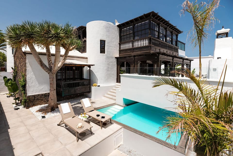 Patio, Day, Balcony/Terrace, Pool view, Swimming pool, sunbed
