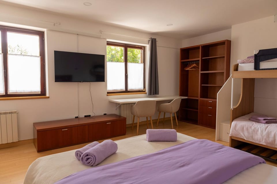Bed, TV and multimedia, Bedroom, wardrobe
