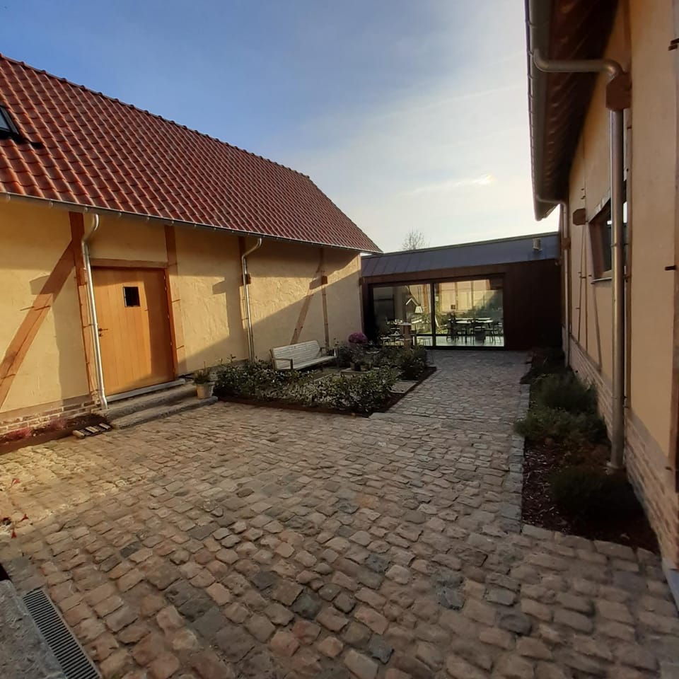 Patio, Facade/entrance