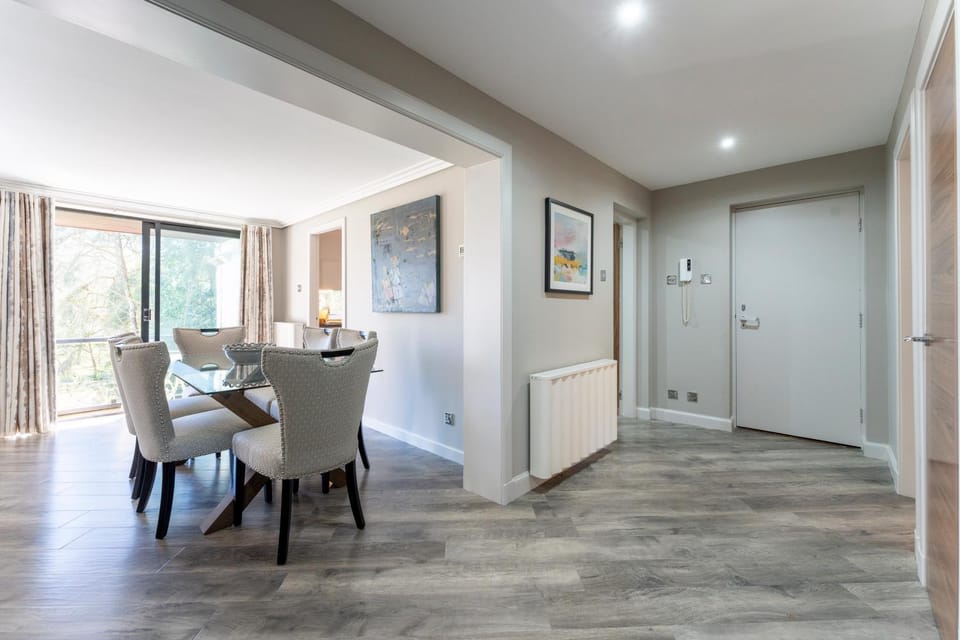 Living room, Seating area, Dining area, Diving, Dinner, Dinner