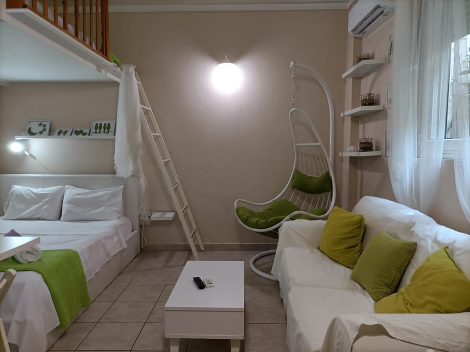 Bed, Photo of the whole room, Seating area, bunk bed