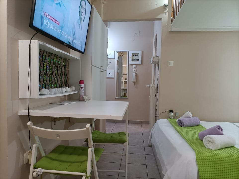 Bed, TV and multimedia, Dining area