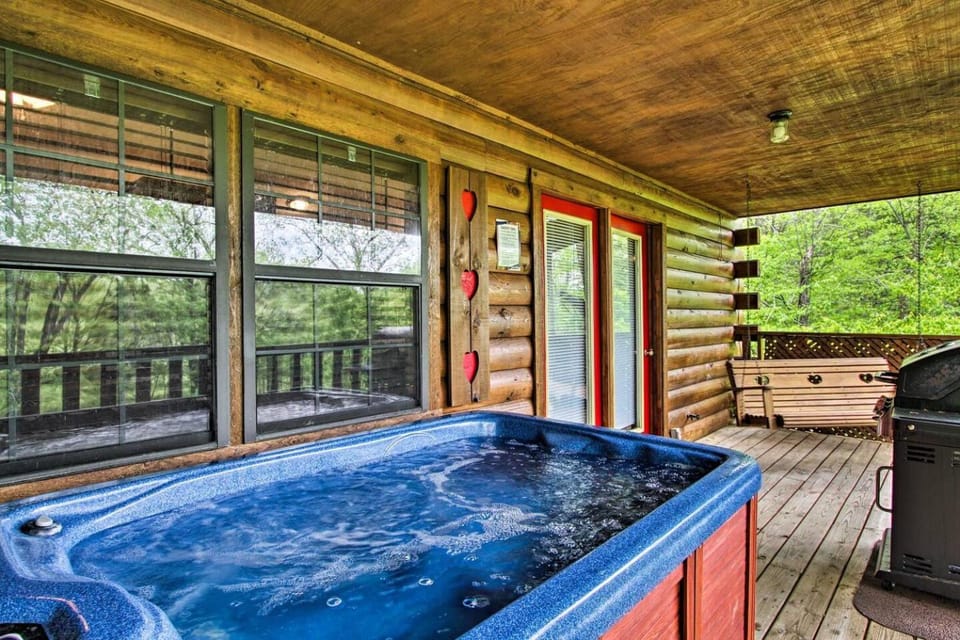 River Rush- Cozy Riverfront Cabin 5 Mi to Pigeon Forge Cabin in Sevierville