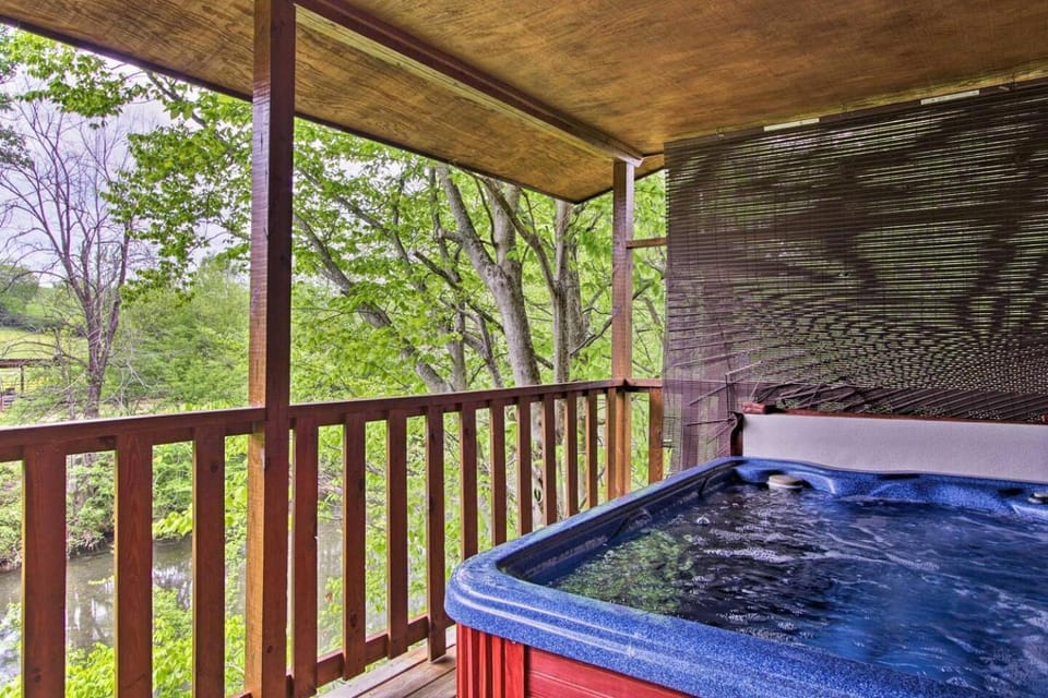 River Rush- Cozy Riverfront Cabin 5 Mi to Pigeon Forge Cabin in Sevierville