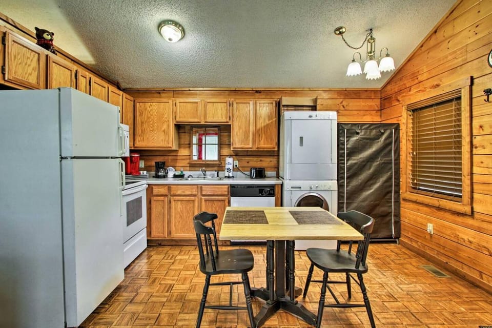 River Rush- Cozy Riverfront Cabin 5 Mi to Pigeon Forge Cabin in Sevierville
