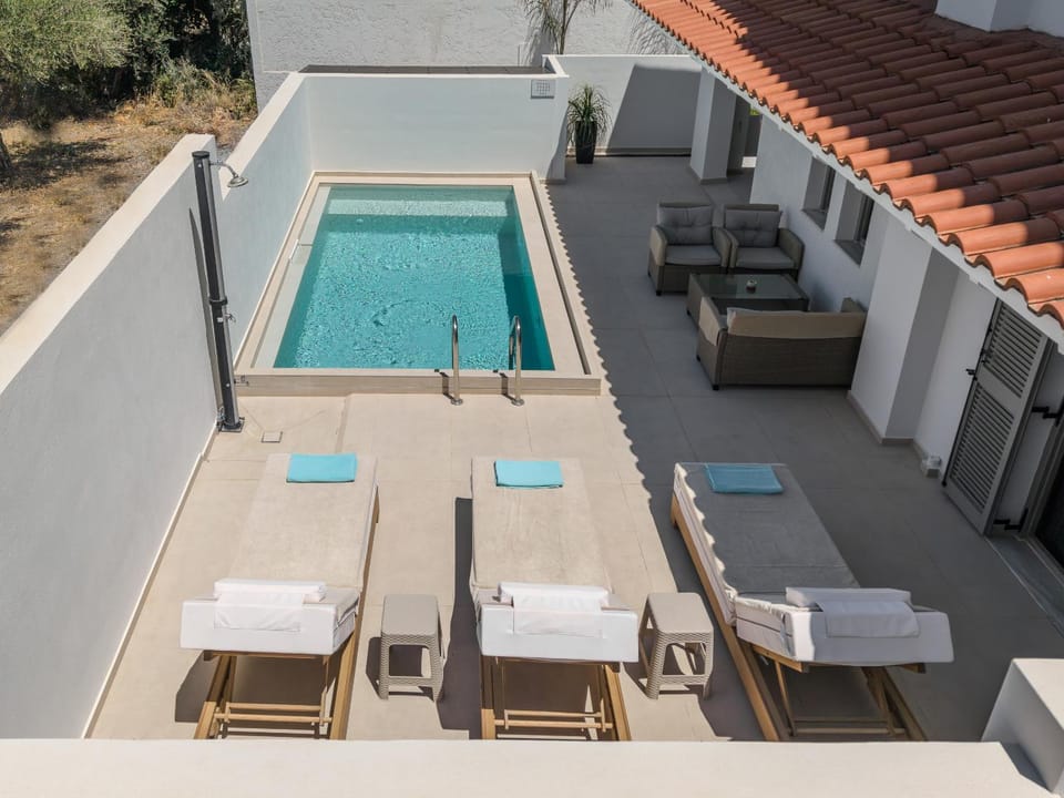 Patio, Balcony/Terrace, Swimming pool, sunbed