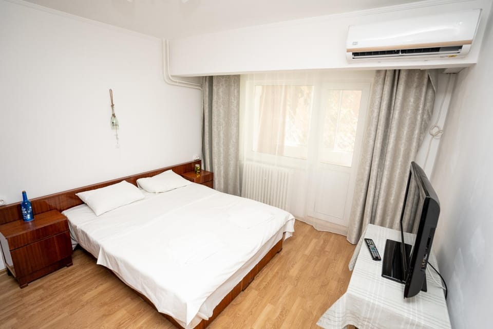 Bed, Photo of the whole room, Decorative detail, Bedroom
