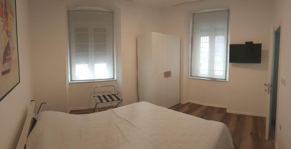 Bed, TV and multimedia, Bedroom