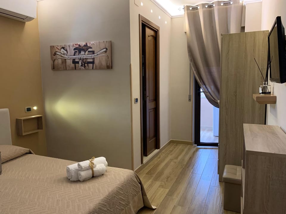 Bed, TV and multimedia, Photo of the whole room, Evening entertainment, Bedroom, hair dresser, towels, air conditioner