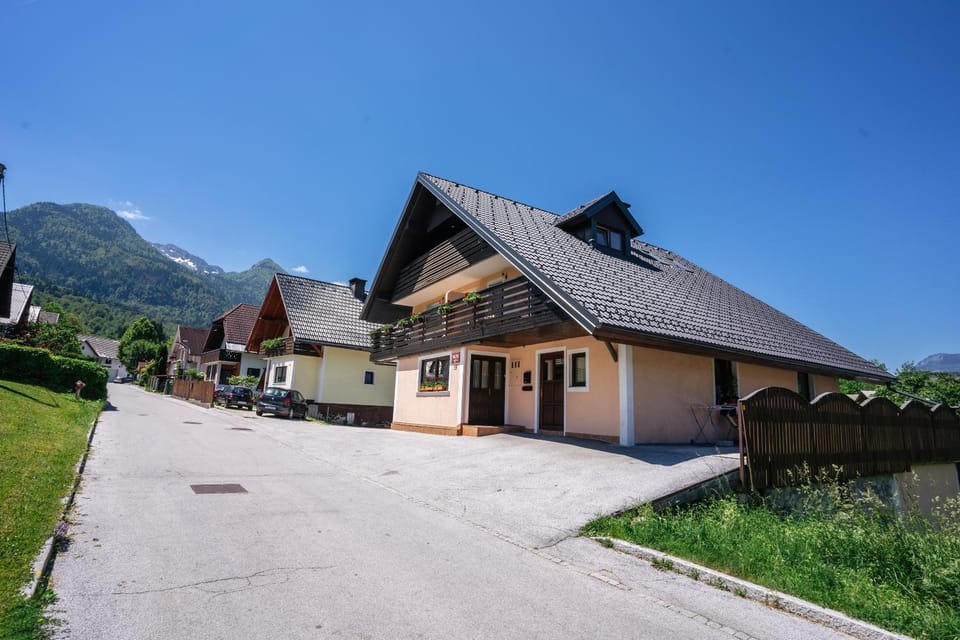 Property building, Facade/entrance, Off site, Day, Neighbourhood, Natural landscape, Mountain view, Street view, Parking
