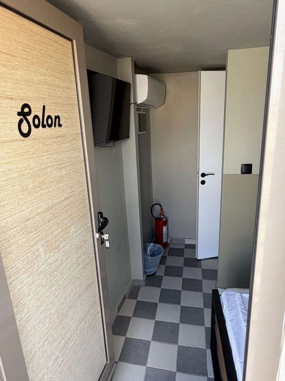 Petite rooftop room for single person in the heart of Athens! Apartment in Athens