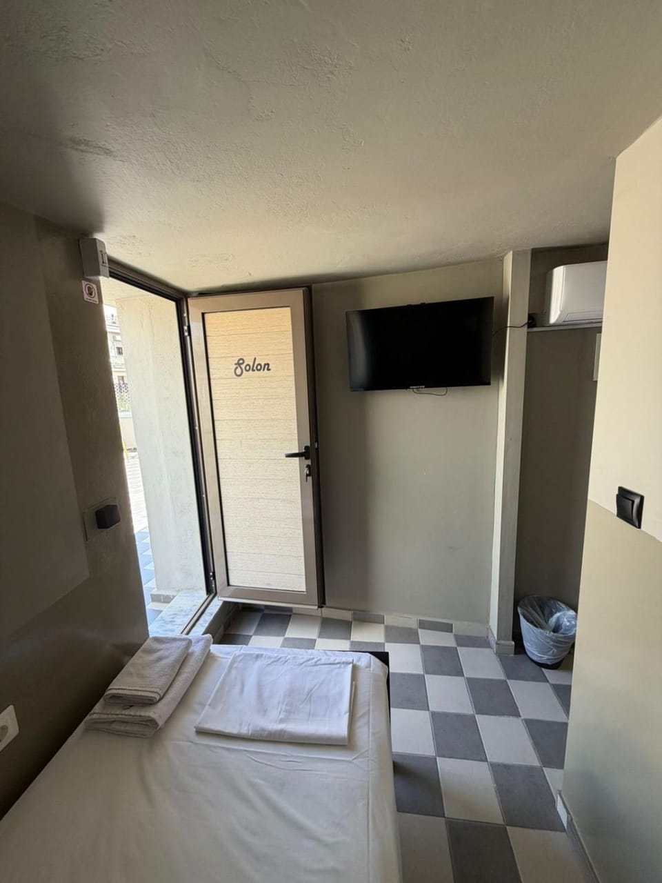 Petite rooftop room for single person in the heart of Athens! Apartment in Athens