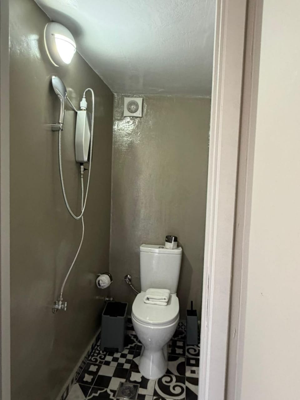 Petite rooftop room for single person in the heart of Athens! Apartment in Athens