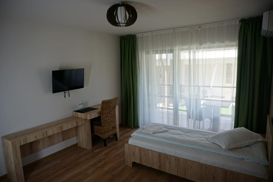 Bed, TV and multimedia, Photo of the whole room, Bedroom