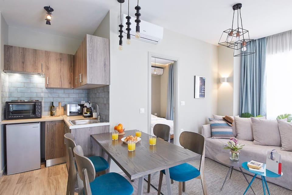 Kitchen or kitchenette, Seating area, Dining area