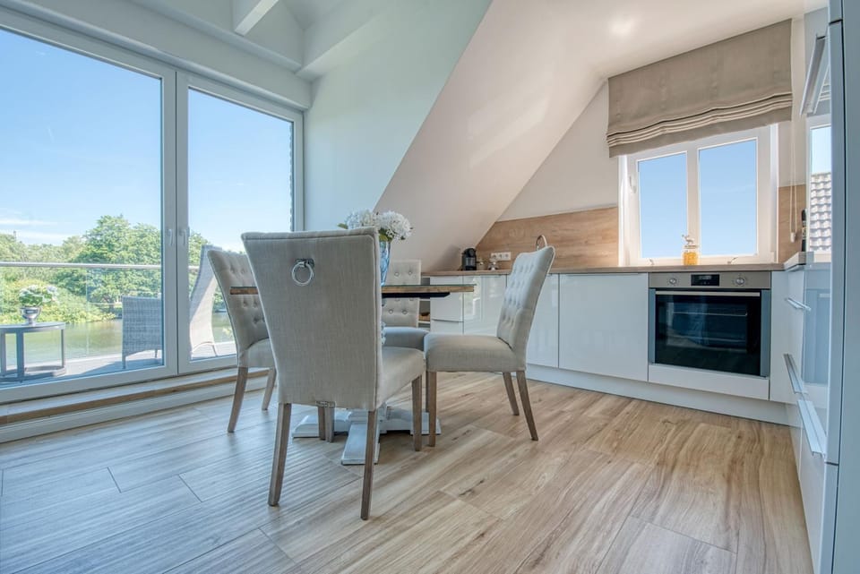 Kitchen or kitchenette, Lake view