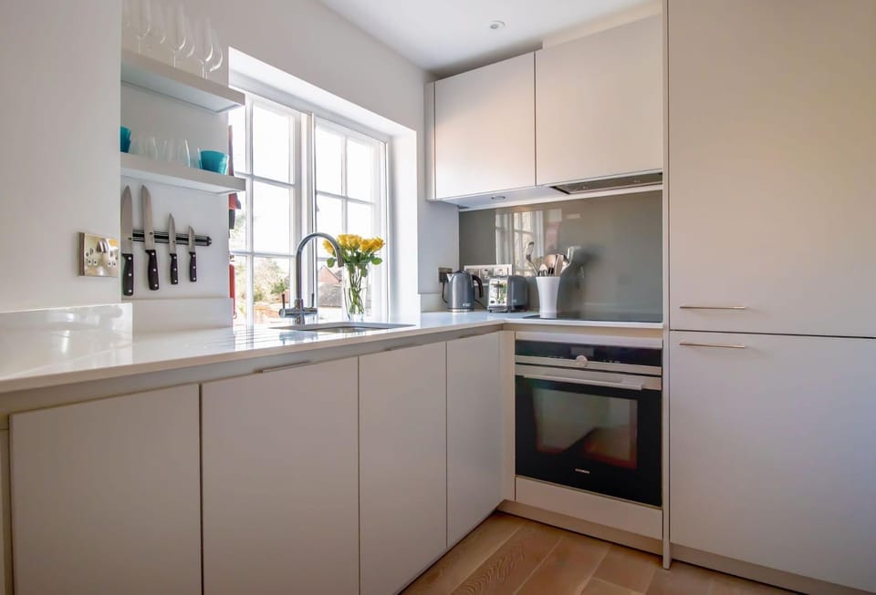 Kitchen or kitchenette, dishwasher, stove