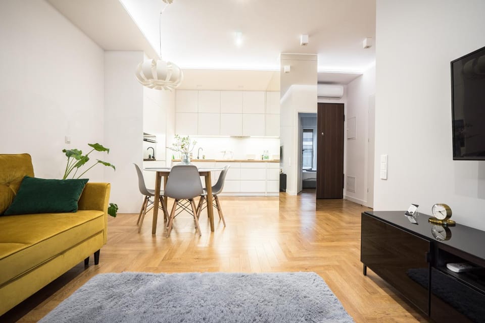 TV and multimedia, Kitchen or kitchenette, Living room, Seating area, Dining area