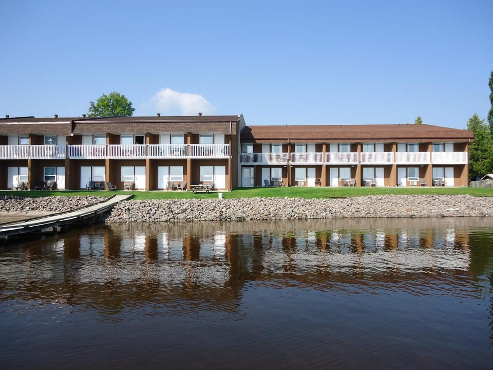 Property building, Patio, Facade/entrance, Balcony/Terrace, Lake view